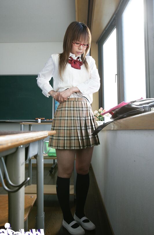 16P Yume Kimino, écolière asiatique coquine, enlève sa jupe et sa culotte.