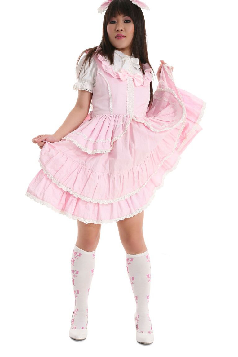 15P A linda garota asiática Maya Mai tira o vestido e a calcinha para poses nuas