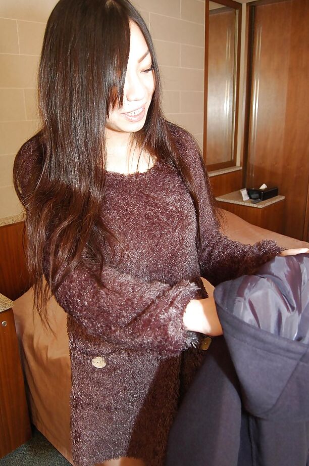 16P A adolescente asiática Airi Kawaguchi se despindo e provocando sua boceta encharcada