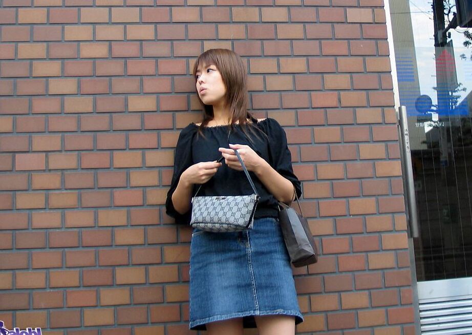 16P Kana, la salope asiatique coquine, sourit alors qu'elle montre son cul serré et son adorable