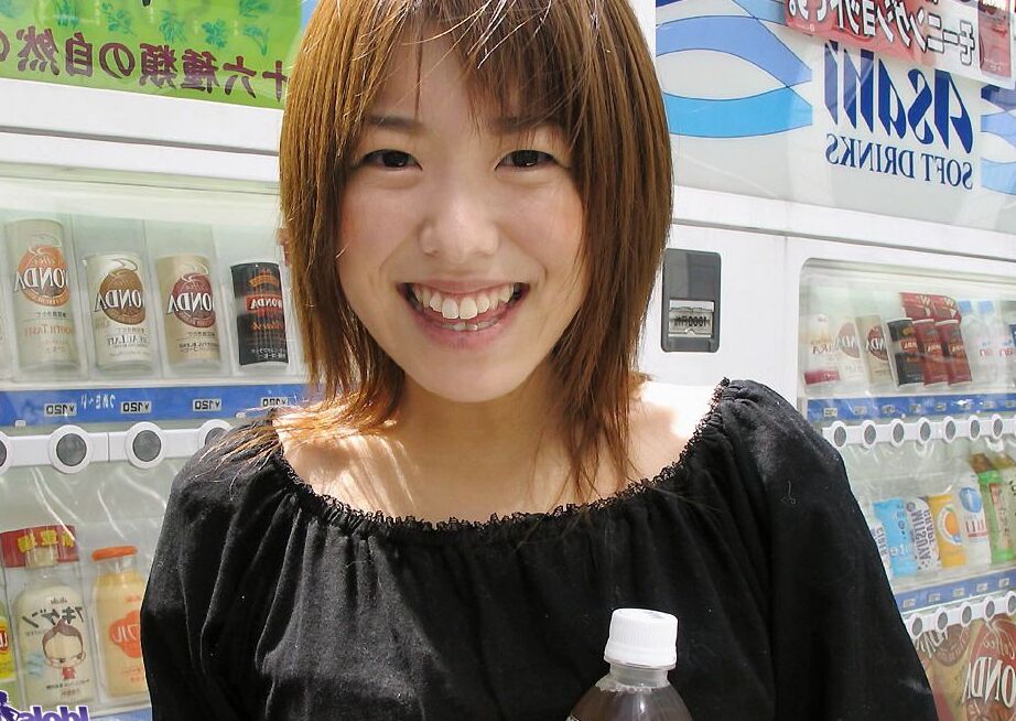 16P Kana, la salope asiatique coquine, sourit alors qu'elle montre son cul serré et son adorable