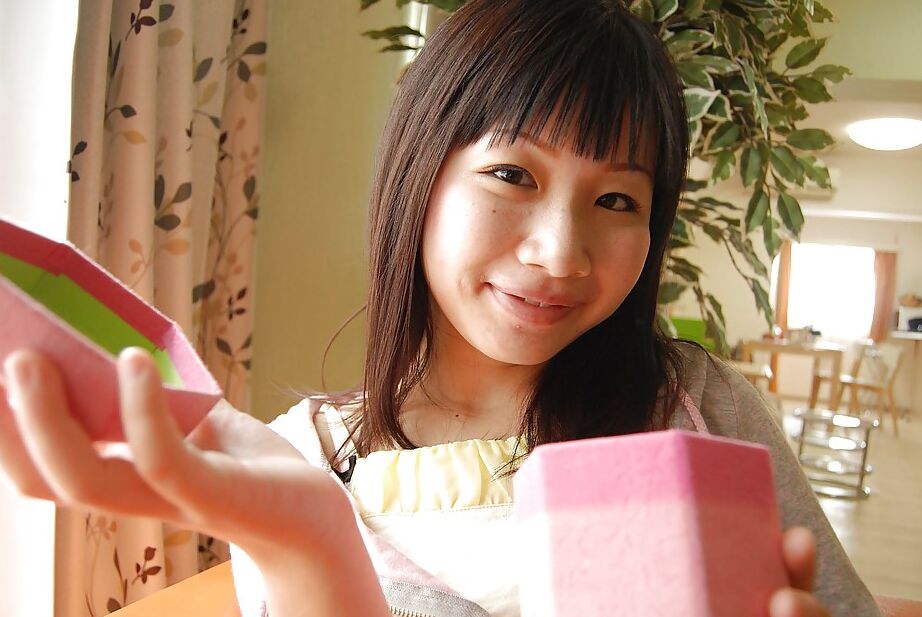16P Smiley adolescente asiática Miyuki Itou se despindo e expondo sua boceta em close