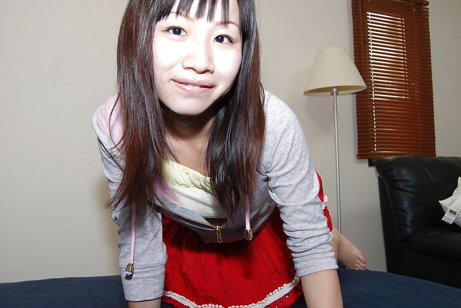 16P Smiley adolescente asiática Miyuki Itou se despindo e expondo sua boceta em close