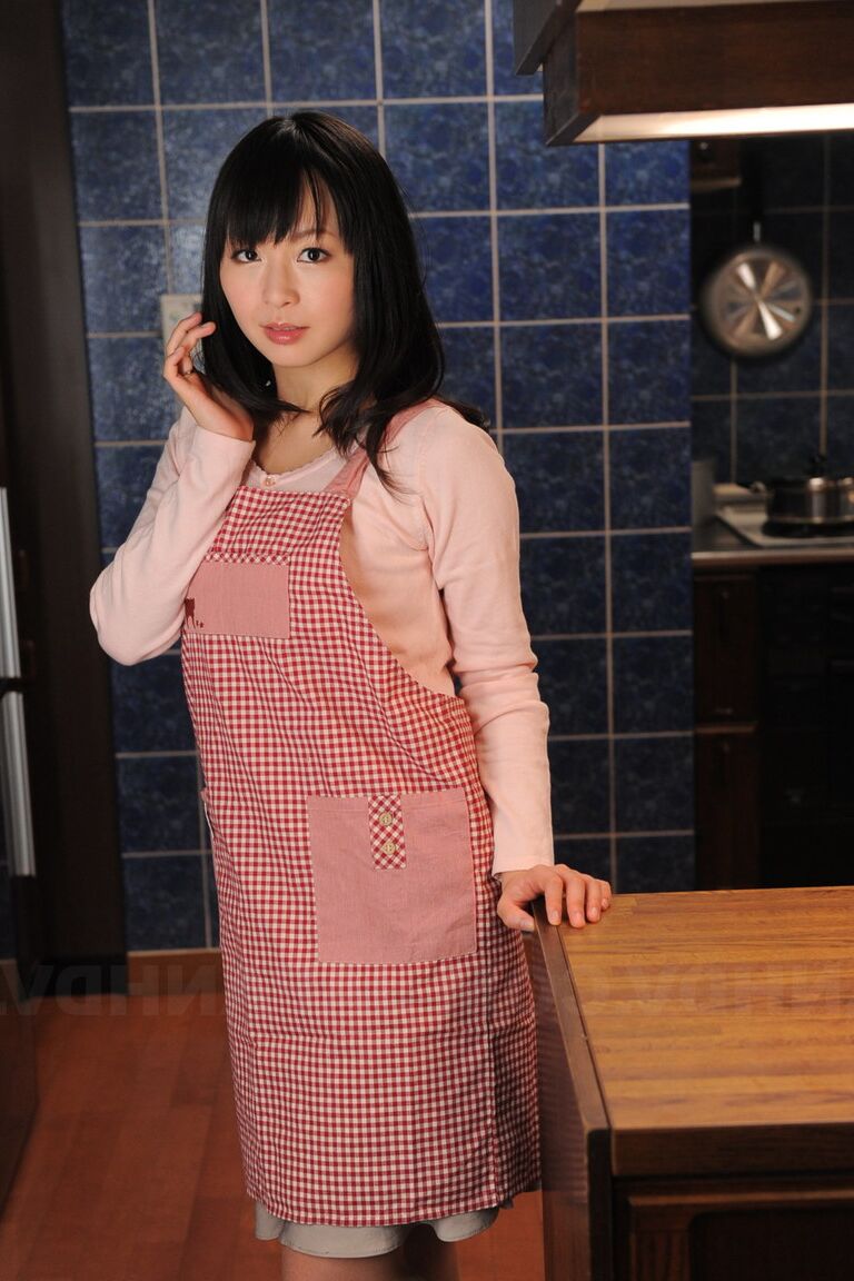 15P Ama de casa japonesa con cara bonita posa no desnuda en la cocina