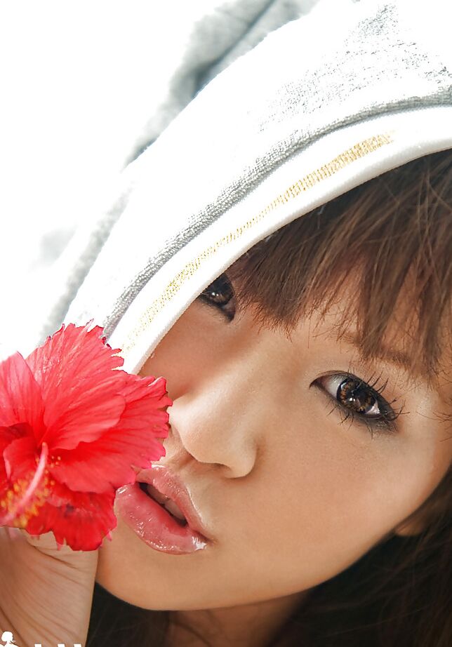 14P Svelte asian sweetie Mari Misaki slipping off her clothes