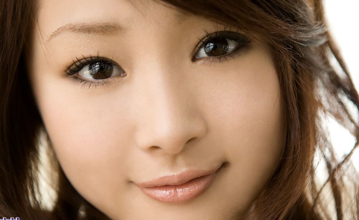 16P La sexy adolescente japonesa Suzuka Ishikawa muestra sus tetas y su arbusto mientras estudia