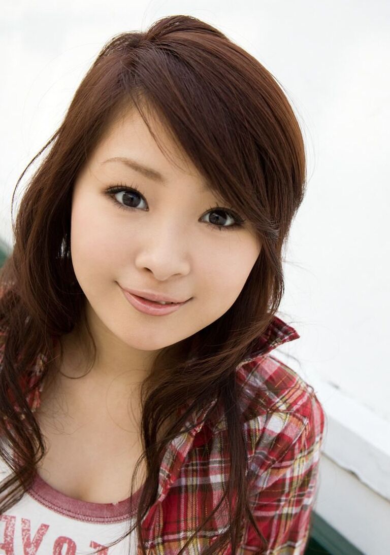 16P La sexy adolescente japonesa Suzuka Ishikawa muestra sus tetas y su arbusto mientras estudia