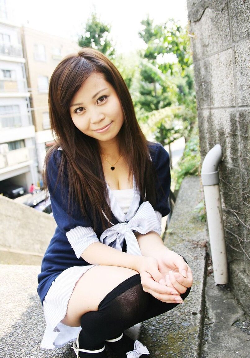 15P アジア人女は外出前にランジェリーと Tバックを見せびらかすのを楽しむ