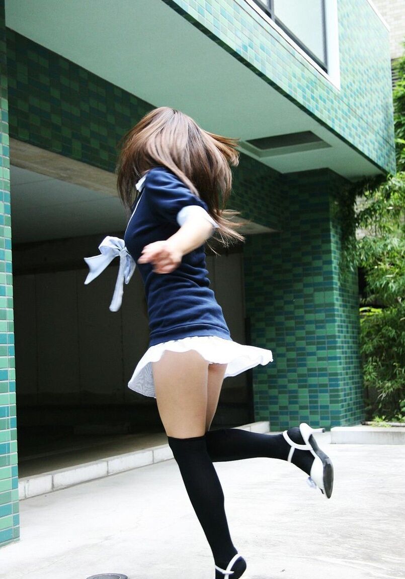 15P アジア人女は外出前にランジェリーと Tバックを見せびらかすのを楽しむ
