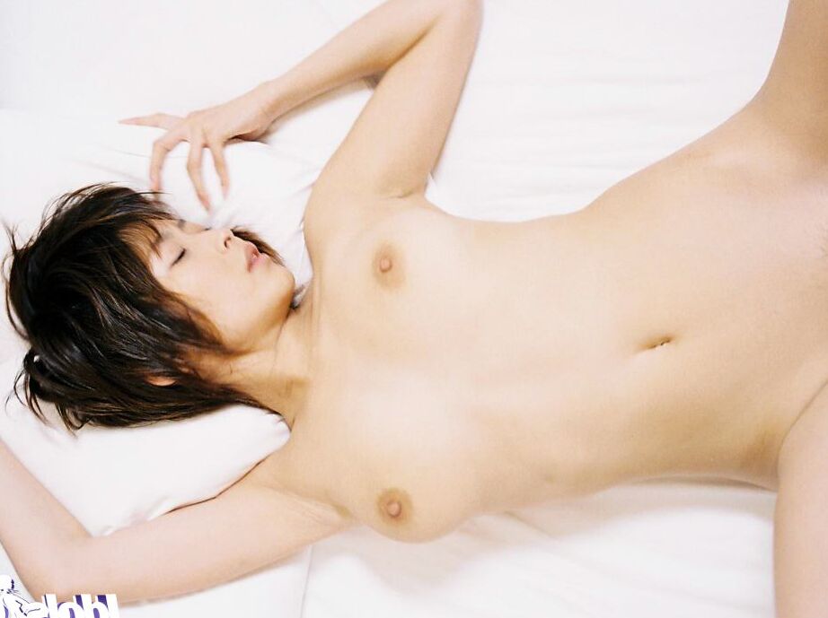 16P Tempting asian hottie Nana Natsume posing naked on the bed