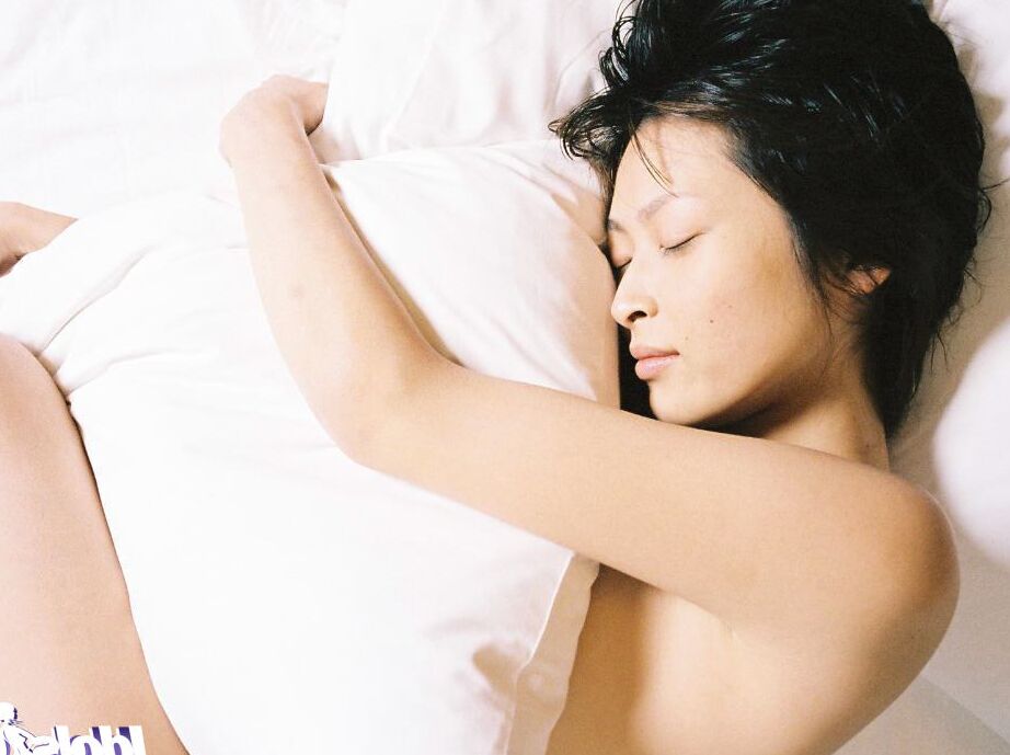 16P Tempting asian hottie Nana Natsume posing naked on the bed