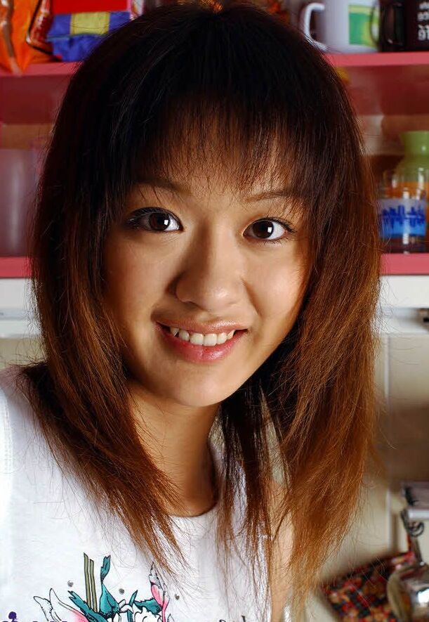 16P La linda adolescente japonesa Izumi expone vacilantemente sus tetas y su arbusto
