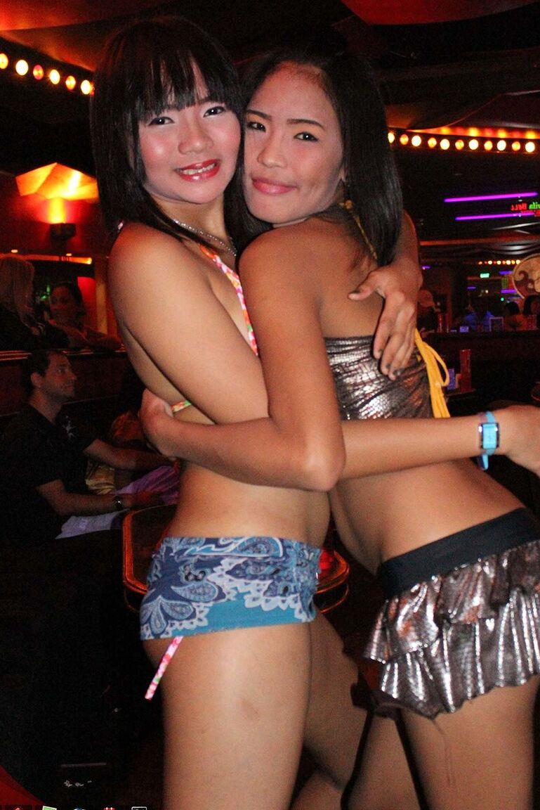 15P Thin bargirl Carla é fodida por um turista sexual durante ação sem camisinha