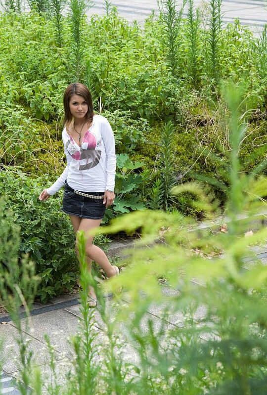 16P La belle adolescente japonaise Maria expose avec désinvolture sa culotte sous la jupe.