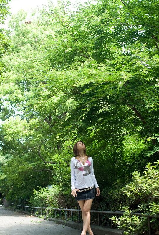16P La belle adolescente japonaise Maria expose avec désinvolture sa culotte sous la jupe.