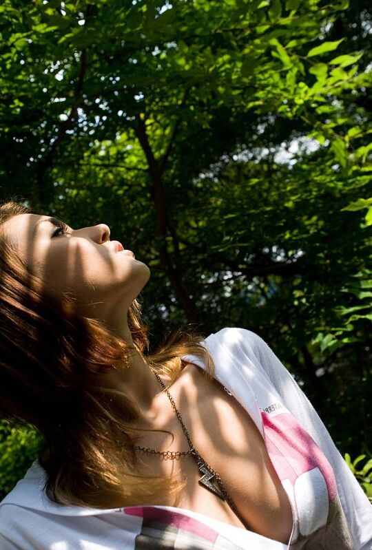16P La belle adolescente japonaise Maria expose avec désinvolture sa culotte sous la jupe.