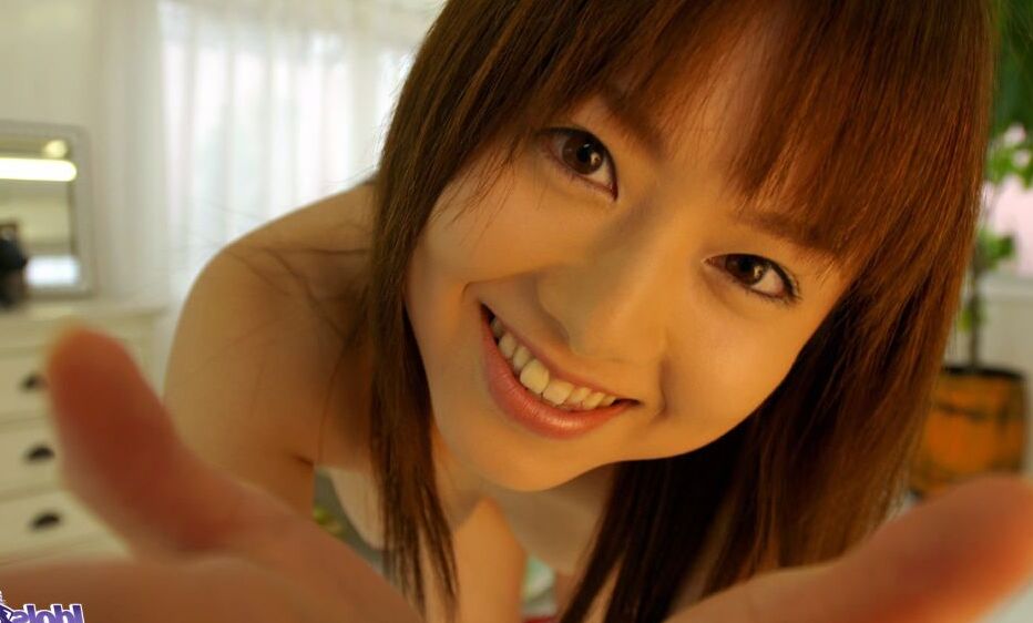 16P A linda adolescente japonesa Akiho Yoshizawa fica nua enquanto troca de roupa