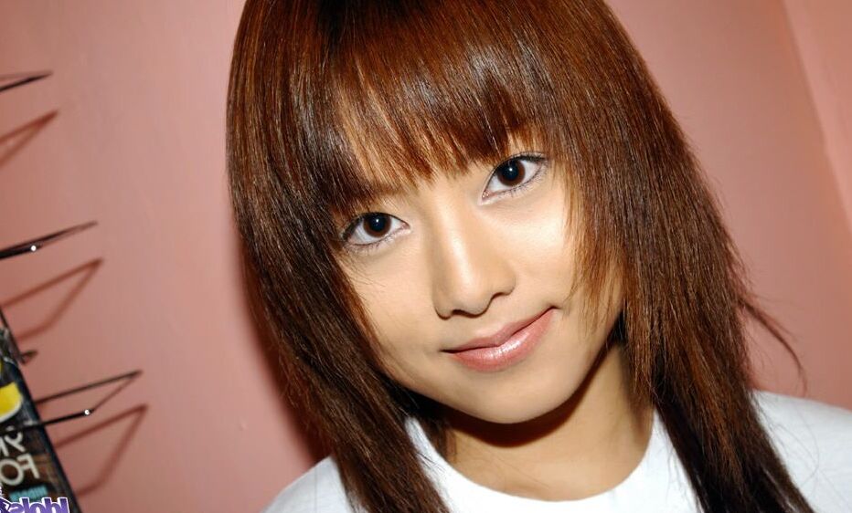 16P A linda adolescente japonesa Akiho Yoshizawa fica nua enquanto troca de roupa
