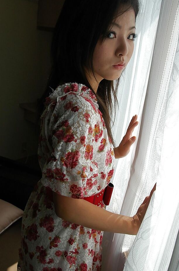 16P A adolescente asiática Nao Miyazaki se despindo e expondo sua buceta em close