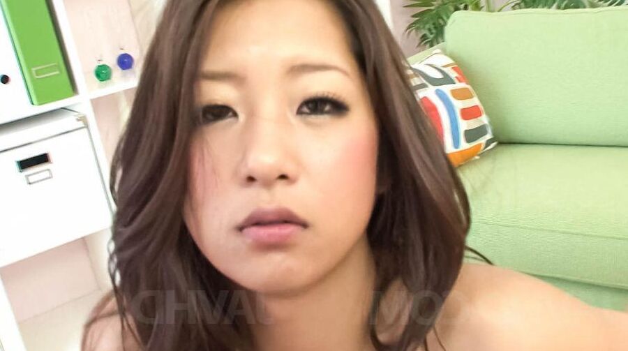 15P Satomi Suzuki Asian chupa paus e monta neles antes de foder cachorrinho
