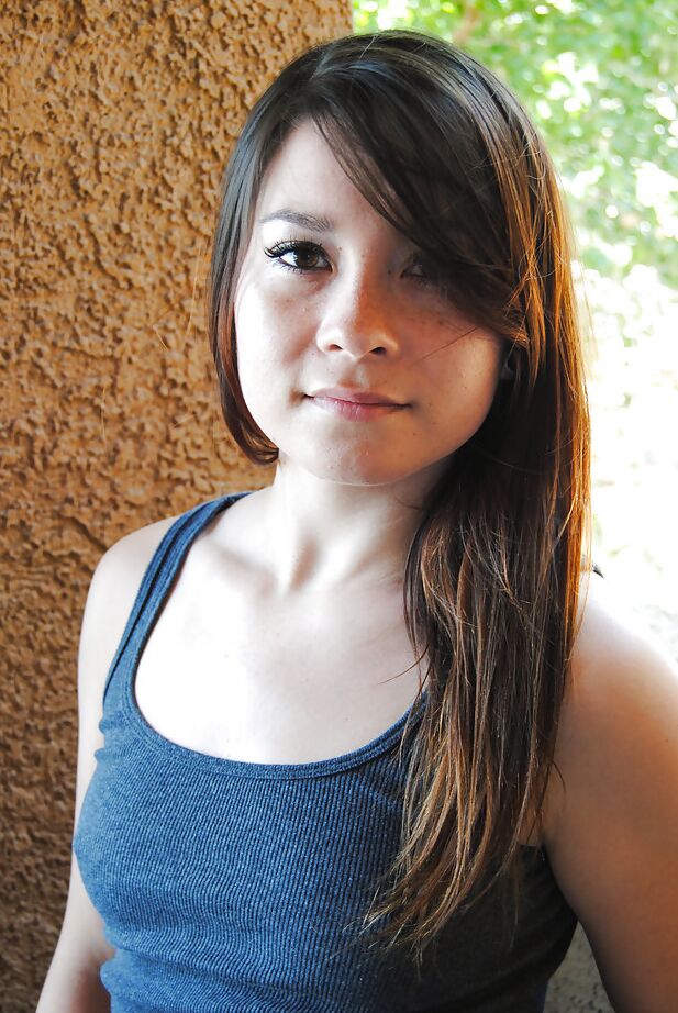 16P A adolescente asiática Danika revela sua bunda e peitos pequenos na saia