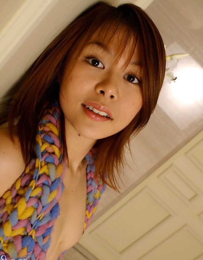16P Joven japonesa de culo gordo y tetas firmes se desnuda mientras se cambia