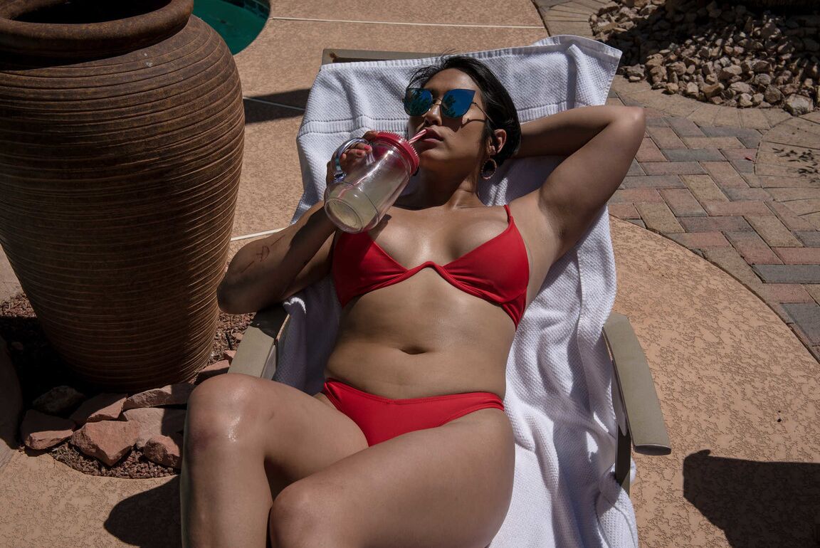 21P A puma asiática peituda Mia Little gosta de sexo à beira da piscina com Johnny Sins