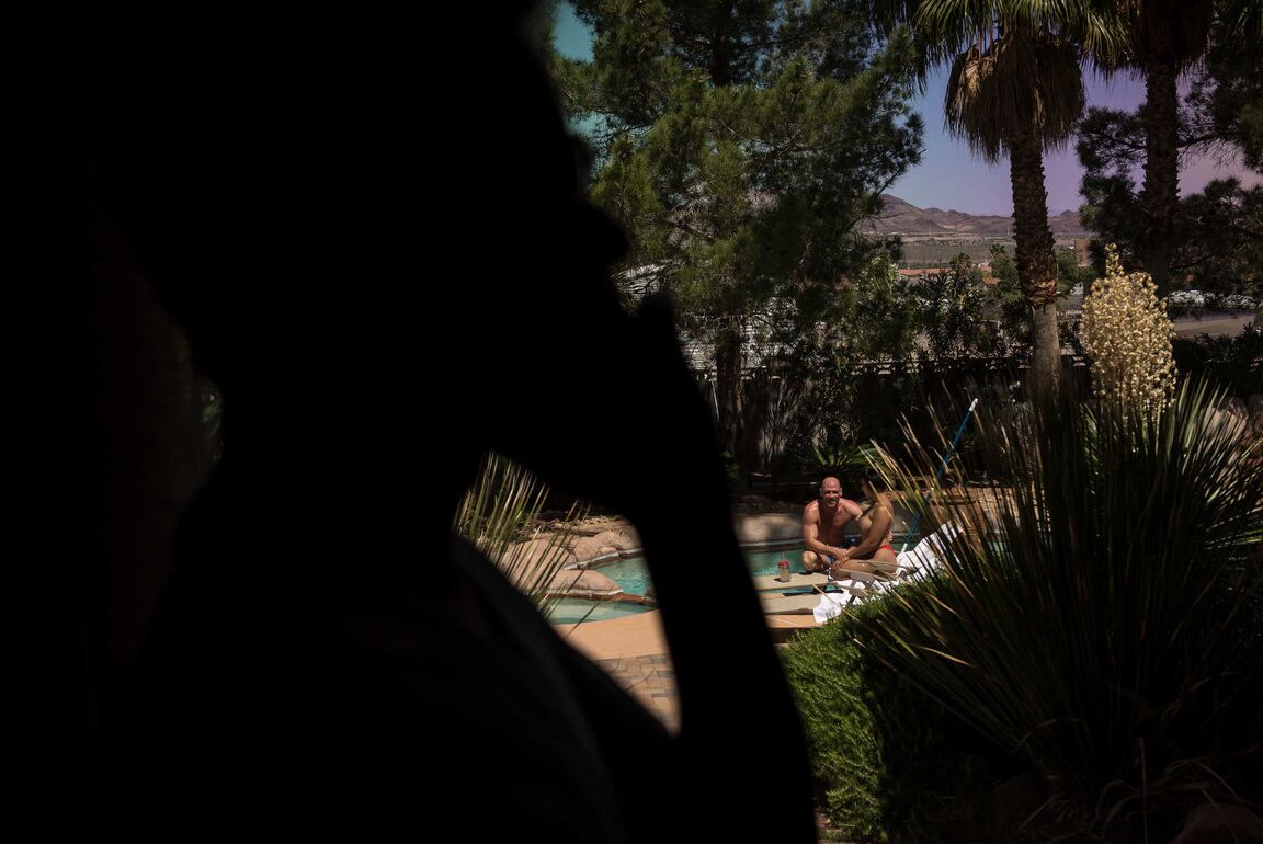 21P A puma asiática peituda Mia Little gosta de sexo à beira da piscina com Johnny Sins