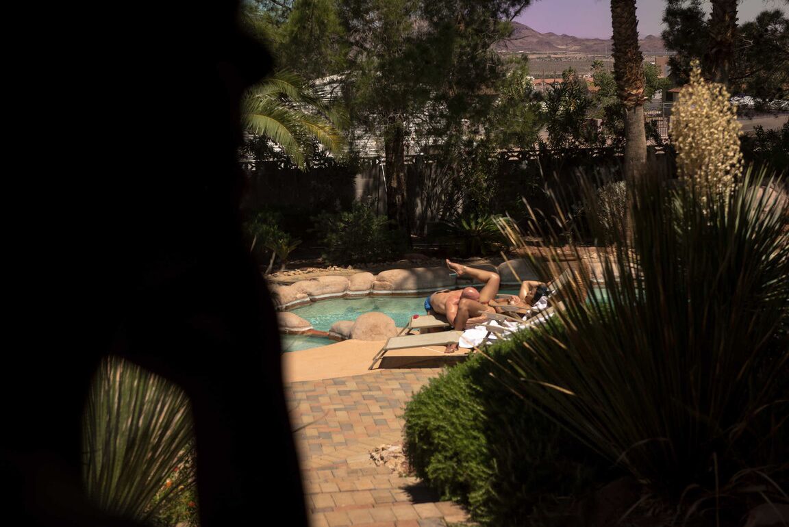 21P A puma asiática peituda Mia Little gosta de sexo à beira da piscina com Johnny Sins