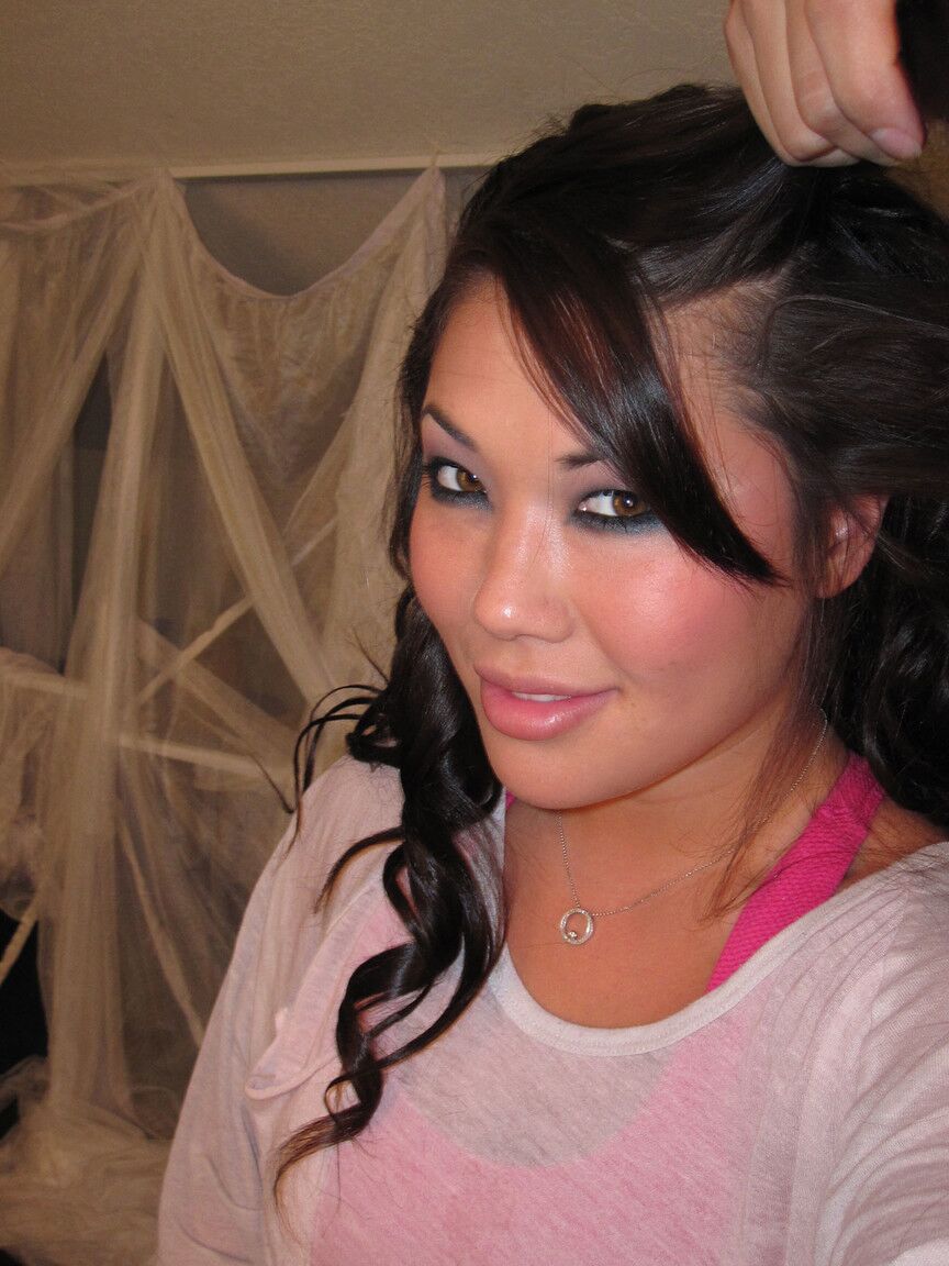 17P asiatisches Babe in sexy Dessous London Keyes entblößt natürliche Titten und enge Muschi