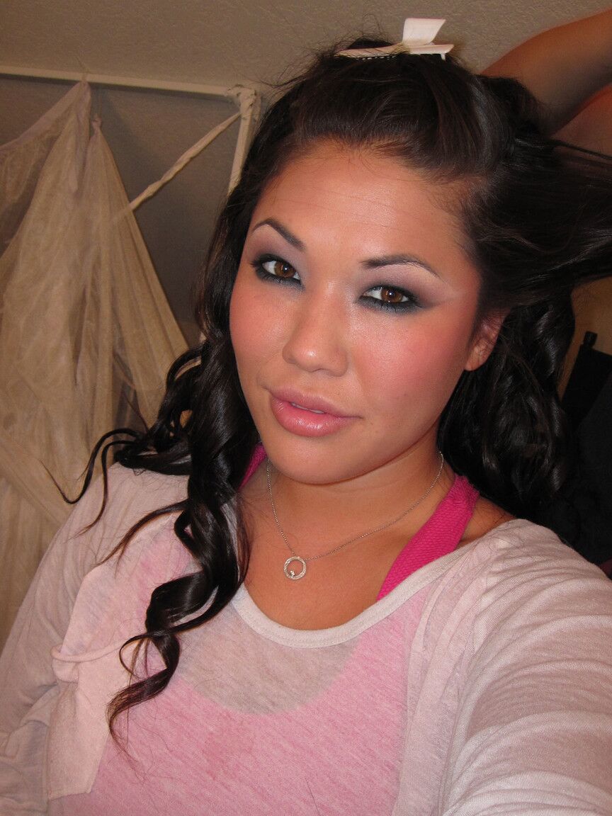 17P asiatisches Babe in sexy Dessous London Keyes entblößt natürliche Titten und enge Muschi