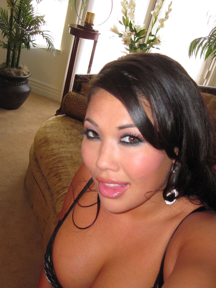 17P asiatisches Babe in sexy Dessous London Keyes entblößt natürliche Titten und enge Muschi