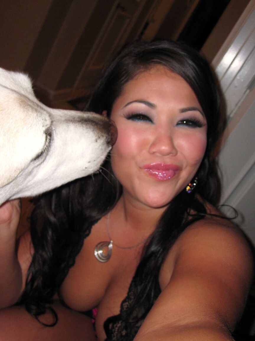 17P asiatisches Babe in sexy Dessous London Keyes entblößt natürliche Titten und enge Muschi