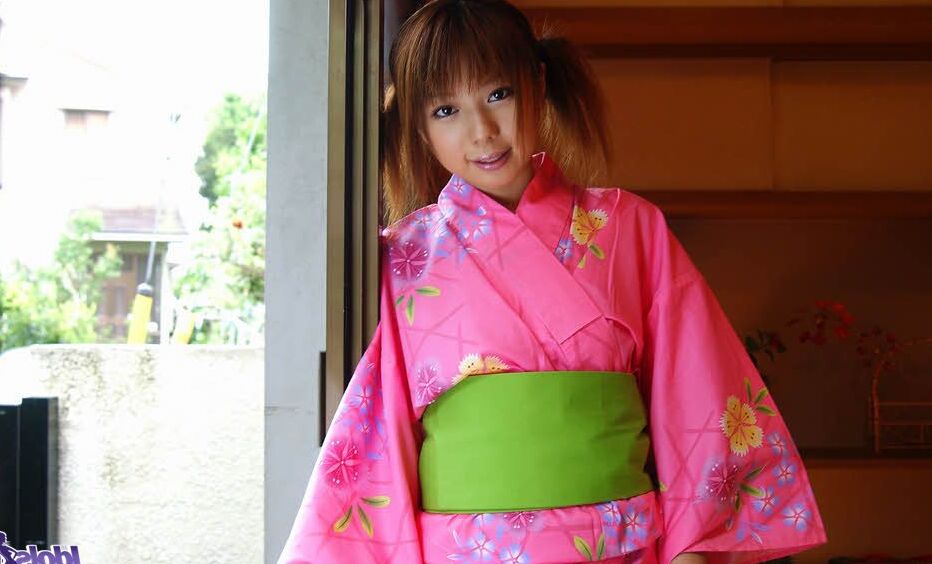 16P A ruiva japonesa Taeko liberta seu corpo nu das roupas tradicionais
