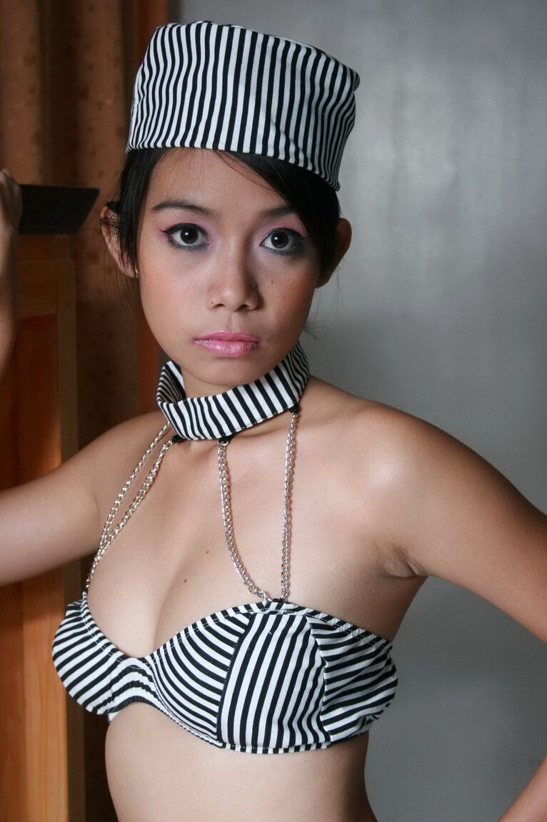 12P Joven modelo asiática descubre sus pechos firmes antes de mostrar su raja apretada