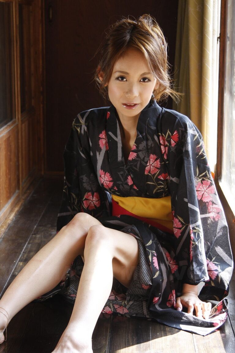 15P Japanese model Shuri Maihama removes upskirt panties in a kimono