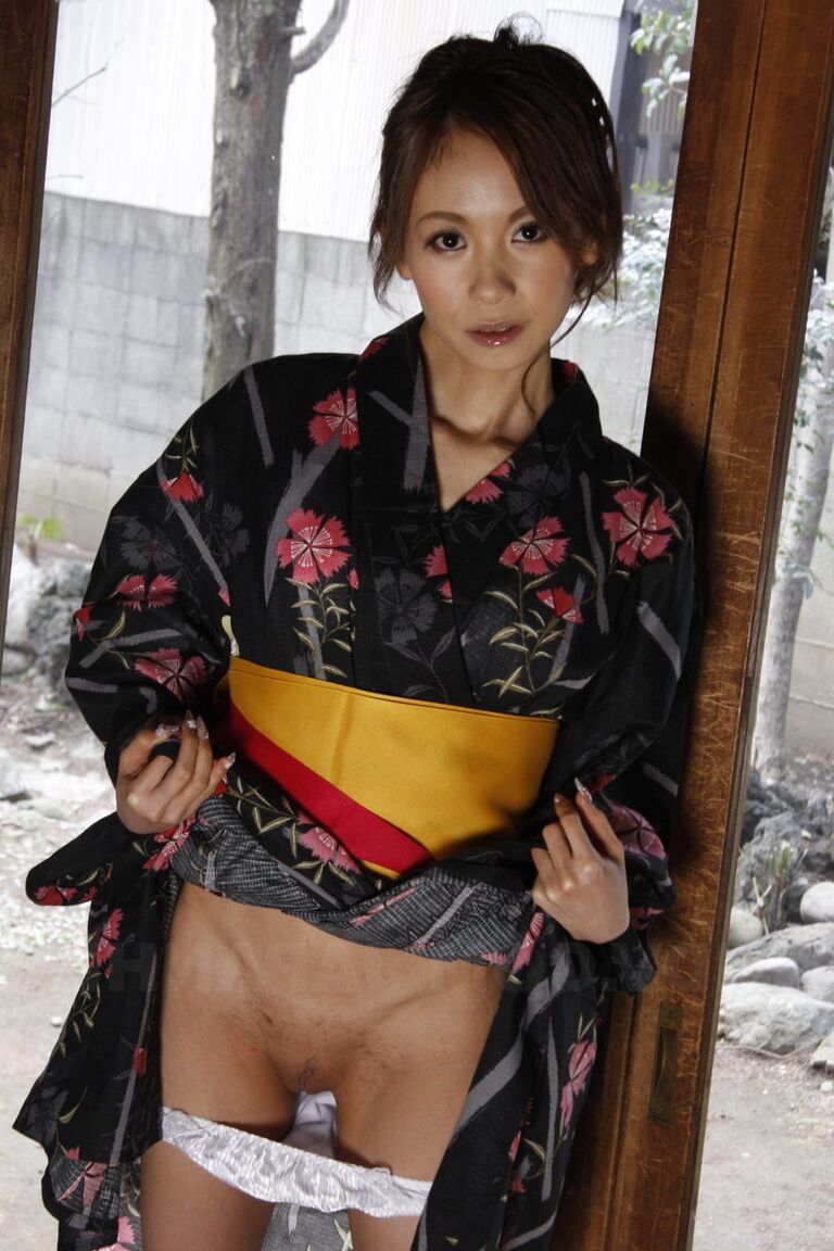 15P Japanese model Shuri Maihama removes upskirt panties in a kimono