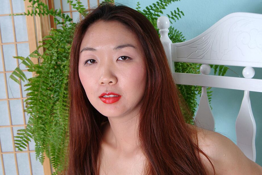 16P La adolescente asiática Heidi Ho muestra su culo amateur y sus piernas delgadas