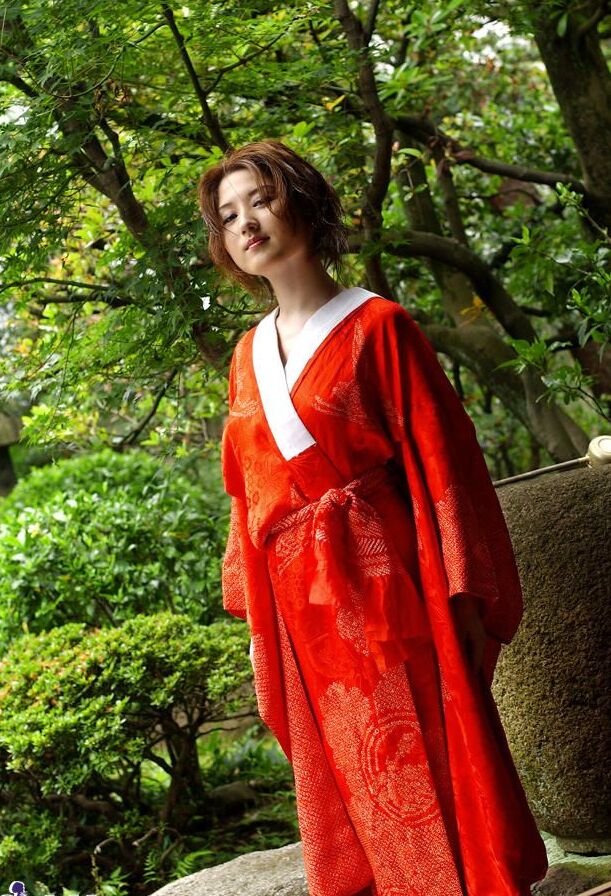 16P Joven japonesa pelirroja expone sus tetas firmes y sus bragas transparentes