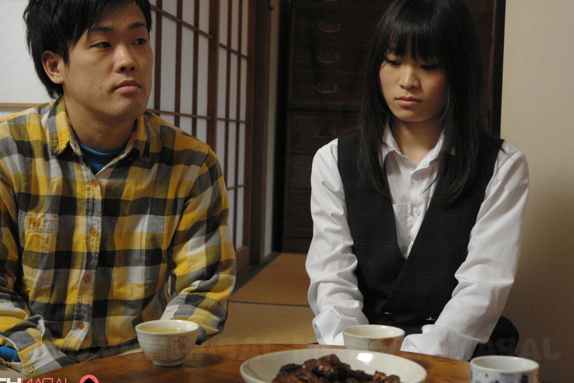 15P A japonesa Mai Shimizu tem sua calcinha de algodão deslizada para o lado antes da cunilíngua