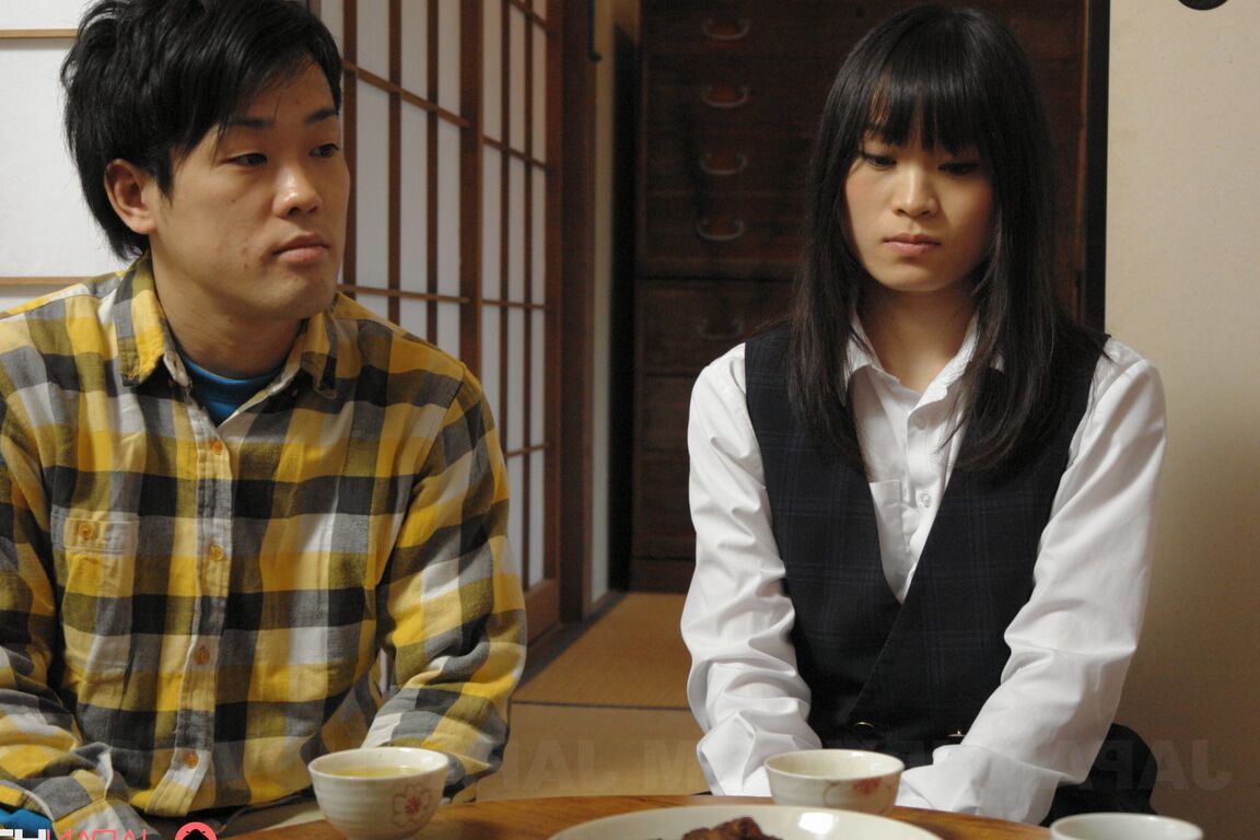 15P A japonesa Mai Shimizu tem sua calcinha de algodão deslizada para o lado antes da cunilíngua