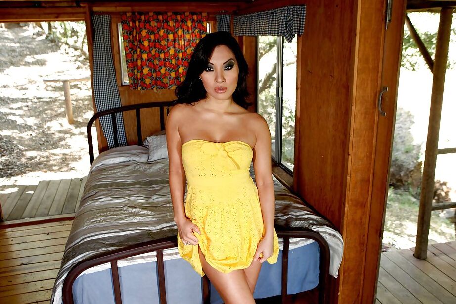 16P, femme asiatique avec de gros melons, Asa Akira, enlève sa robe jaune sexy