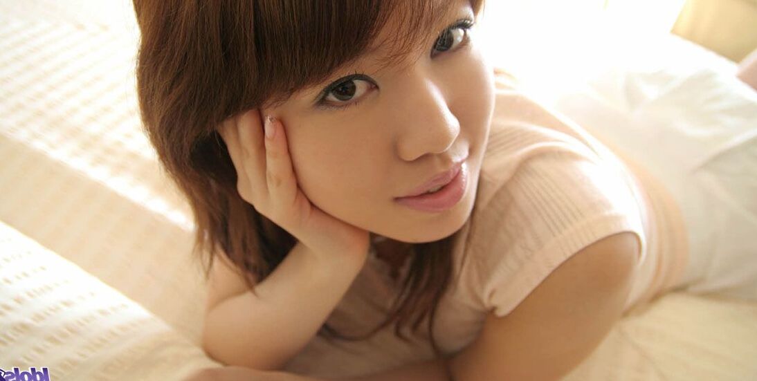 15P La japonesa tetona Chise luce pezones duros mientras expone su manguito en una cama