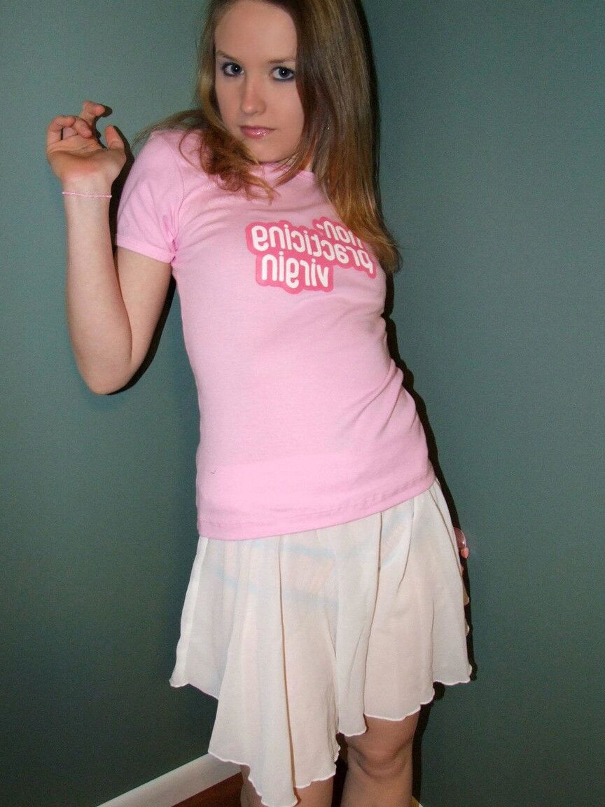 18P A encantadora adolescente Kitty expõe seus peitos pequenos em uma sala usando roupas íntimas sexy