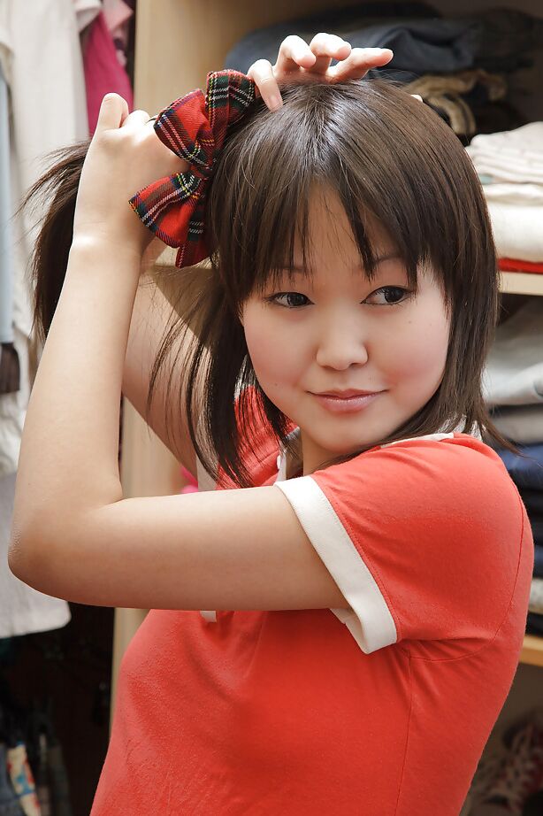 16P Schlankes asiatisches Teenagerluder mit gepflegtem Arsch, das sich umzieht