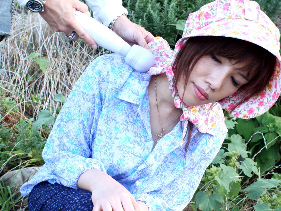 12P 日本人美女漁師妻がバイブレーターでおもちゃにされながらオーガズムに達する