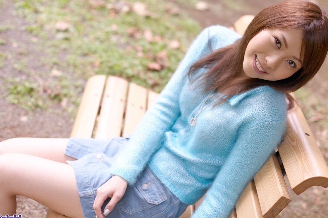 16P La encantadora adolescente japonesa Jun Seto finalmente se quita las bragas bajo la falda