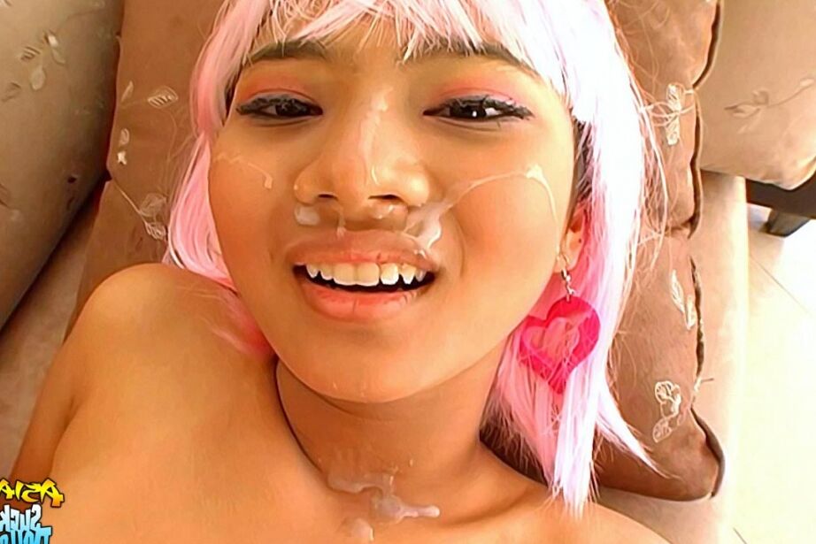 15P Linda garota asiática Powder usa esperma no rosto depois de sexo POV em meio a balões