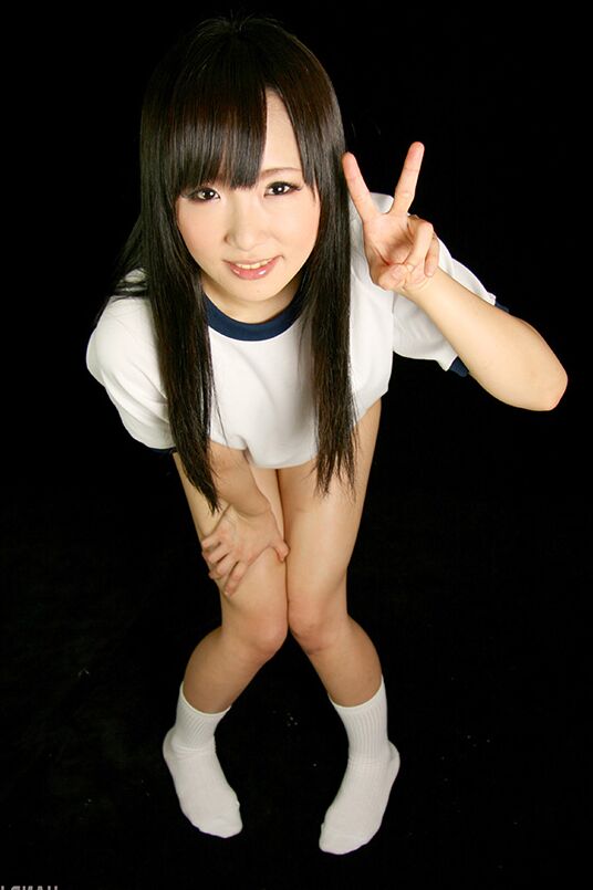 16P Garota solo japonesa descobre seus peitos adolescentes enquanto se despe