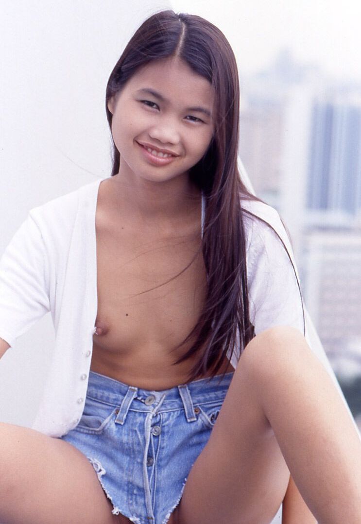16P Une adorable adolescente asiatique montre sa chatte taillée lors d'une action en solo